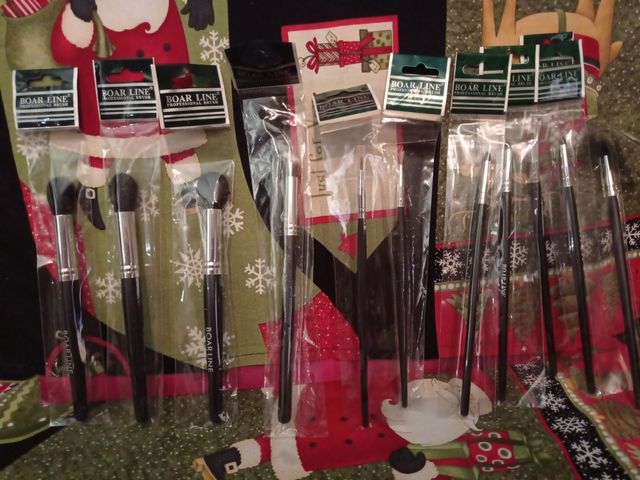 pinceles variados, sombras,difuminador látex.