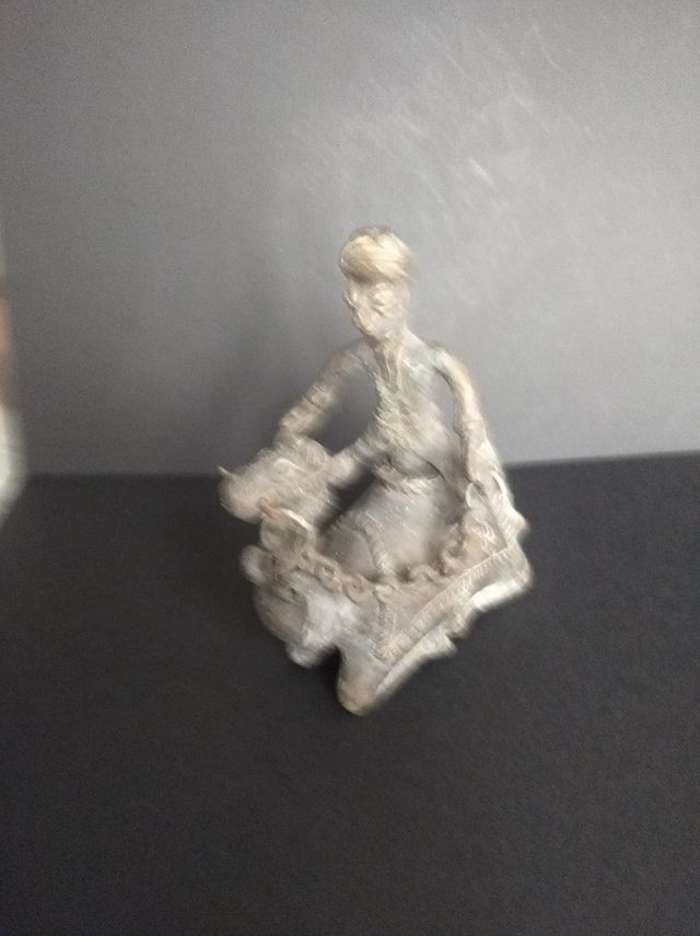 Scultura in bronzo cammello con cavaliere.