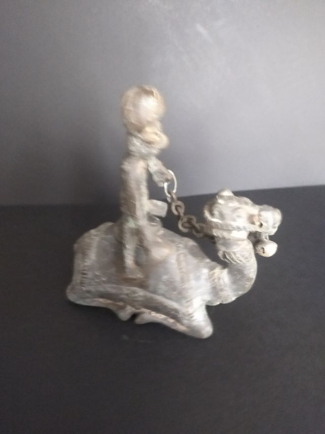Scultura in bronzo cammello con cavaliere.
