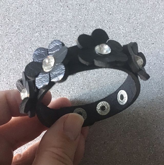Pulsera cuero con flores 3 posiciones