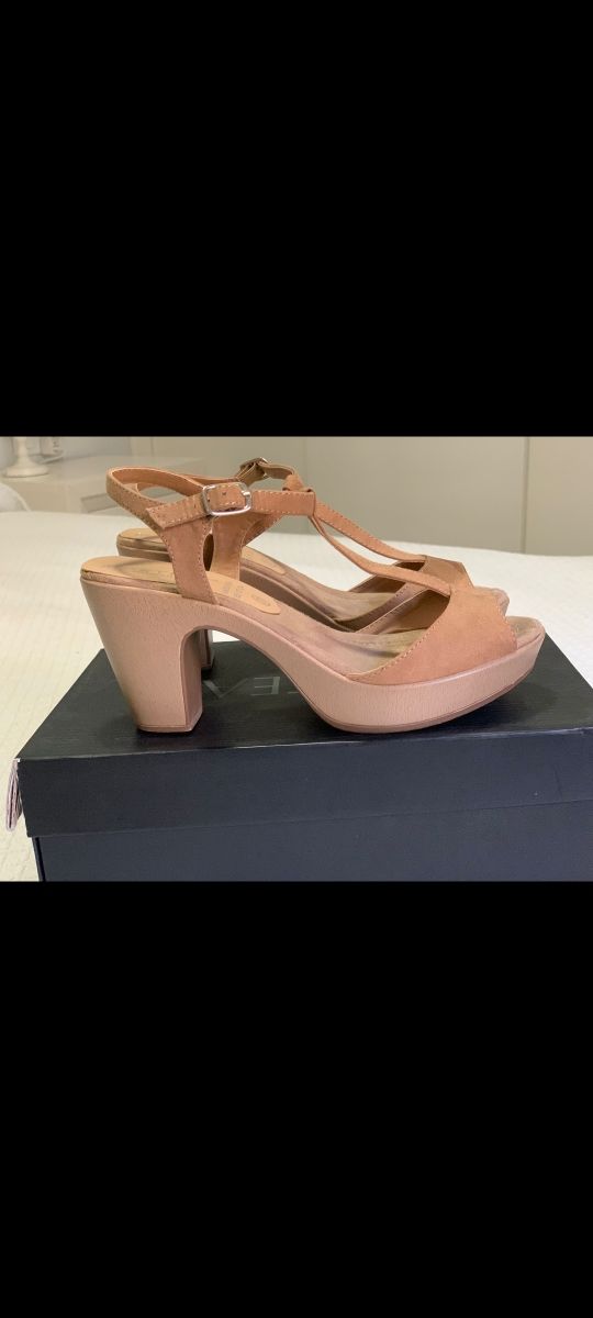 Sandalias en color beig. 37