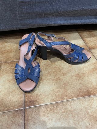 Sandalias de tacón talla 37 de segunda mano por 5 EUR en Blanes en WALLAPOP