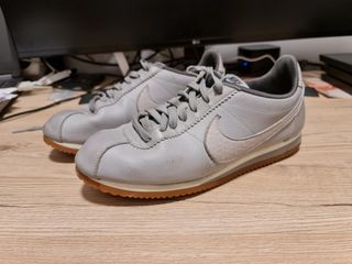 Nike Cortez talla 42 de segunda mano por 15 EUR en Sarriguren en WALLAPOP