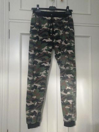 PANTALÓN TALLA S CHÁNDAL CAMUFLAJE de segunda mano por 10 EUR en Gijón en  WALLAPOP