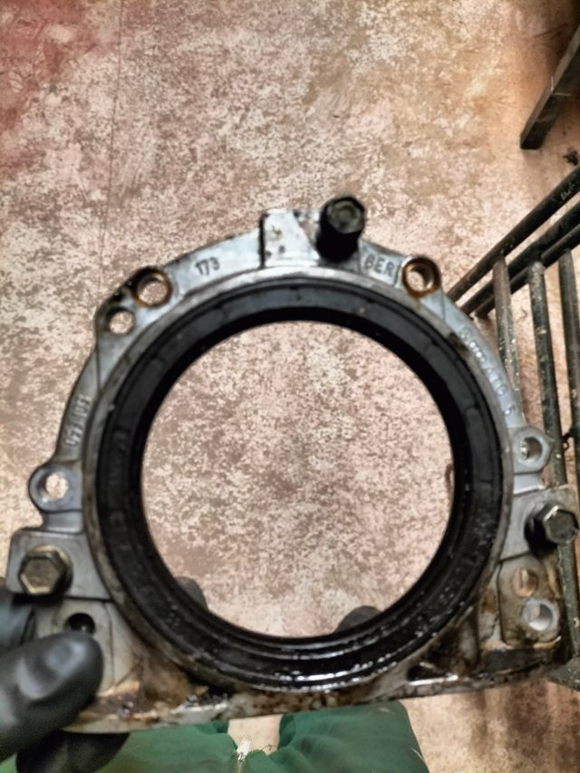 Porta retén del cigüeñal golf 3 gti