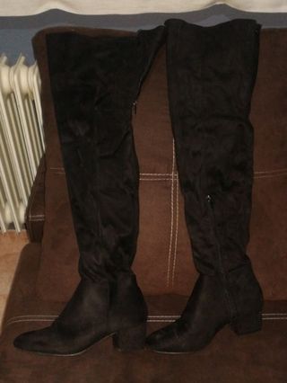 Botas Altas Mosqueteras Negras 39 de segunda mano por 10 EUR en Cádiz en  WALLAPOP
