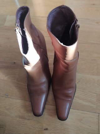 Regalo Botas tacón alto marrón de segunda mano en Leganés en WALLAPOP