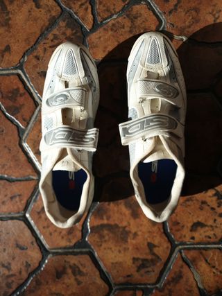 Zapatillas y calas para bici o spinning de segunda mano por 18 EUR en  Mairena del Aljarafe en WALLAPOP