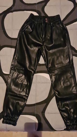 Pantalones cuero bershka de segunda mano por 10 EUR en Tarragona en WALLAPOP