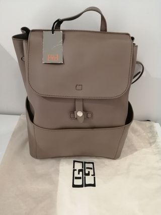 Mochila piel Gloria Ortiz sin estrenar y con etiqu de segunda mano por 50  EUR en Torrevieja en WALLAPOP