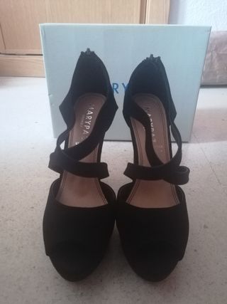 Sandalias Tacón Tiras Cruzadas Ante Negro -MARYPAZ de segunda mano por 11  EUR en Getafe en WALLAPOP