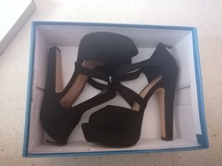 Sandalias Tacón Tiras Cruzadas Ante Negro -MARYPAZ de segunda mano por 11  EUR en Getafe en WALLAPOP