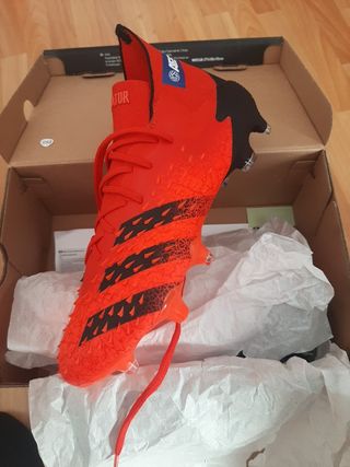 Potas adidas predator alta gama de segunda mano por 125 EUR en Barcelona en  WALLAPOP