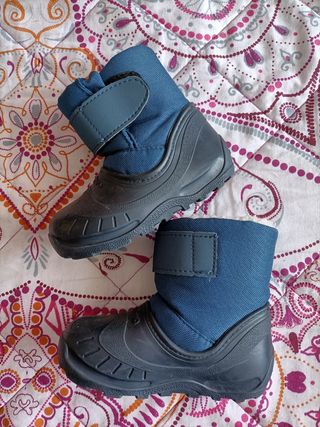 Botas nieve bebé de segunda mano por 10 EUR en Fuengirola en WALLAPOP
