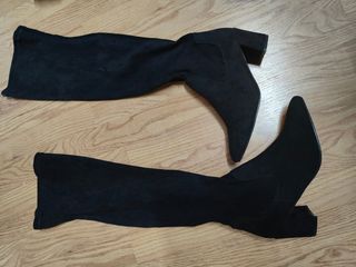 Botas negras altas por encima de la rodilla NUEVAS de segunda mano por 25  EUR en Alicante en WALLAPOP