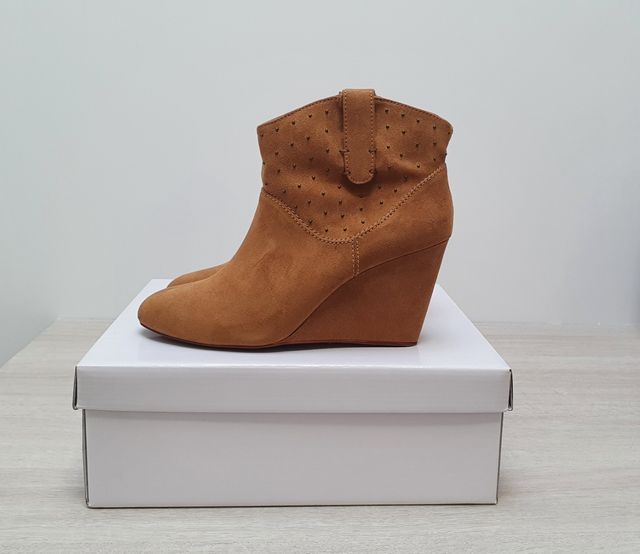 Botines de cuña camel