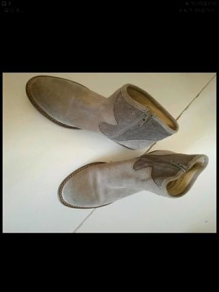 Botines serraje Cortefiel T.37 de segunda mano por 7 EUR en Alcalá de  Henares en WALLAPOP
