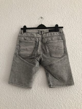 Vaqueros cortos grises Lefties talla 40 chico. de segunda mano por 7 EUR en  Aldaia en WALLAPOP