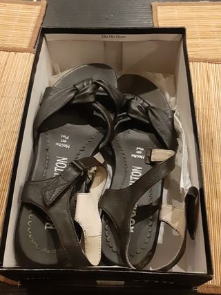 Sandalias negras de piel con un poco de cuña de segunda mano por 10 EUR en  Barcelona en WALLAPOP