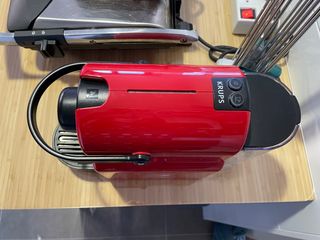 Cafetera Nespresso Inissia Ruby Rojo de segunda mano por 70 EUR en Oviedo  en WALLAPOP