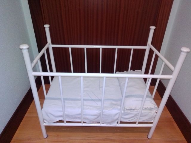 Cuna muñecas