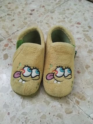 Zapatillas Bob esponja 24 de segunda mano por 3 EUR en Alicante en WALLAPOP
