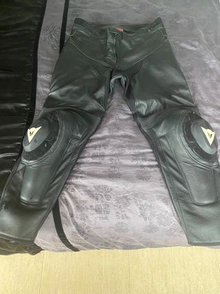 Pantalón moto piel Dainese de segunda mano por 100 EUR en Aitona en WALLAPOP
