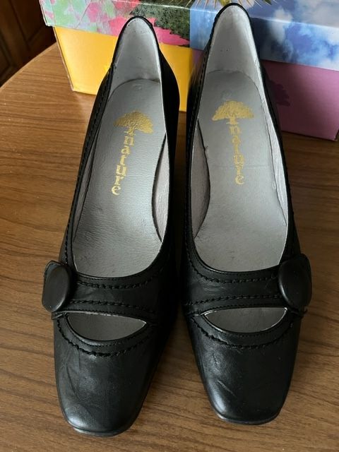 Zapato piel cuña negro adorno boton