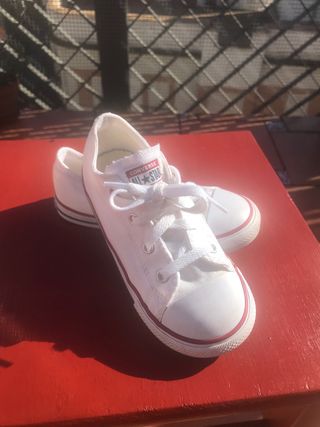 Converse blancas zapatillas niño niña de segunda mano por 25 EUR ... مغير الصوت Converse blancas zapatillas niño niña de segunda mano por 25 EUR ... مغير الصوت