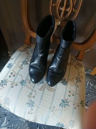 Botines negros 39, Pedro Miralles de segunda mano por 8 EUR en Castellón de  la Plana en WALLAPOP