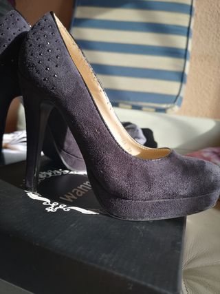 Tacones NUEVOS) Negros de terciopelo de segunda mano por 5 EUR en Arganda  del Rey en WALLAPOP