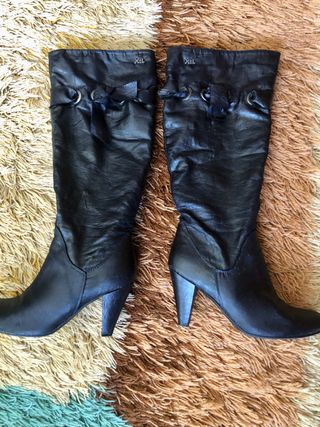 Botas altas negras Vintage Xti. T:37 de segunda mano por 5 EUR en Motilla  del Palancar en WALLAPOP