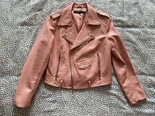 Chaqueta de cuero rosa Zara de segunda mano por 5 EUR en Pontevedra en  WALLAPOP