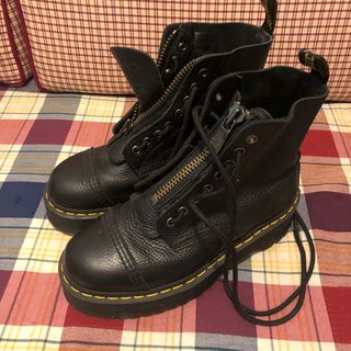 Dr Martens botas negras Mujer NUEVAS de segunda mano por 155 EUR en Sitges  en WALLAPOP