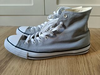 converse grises desgastadas