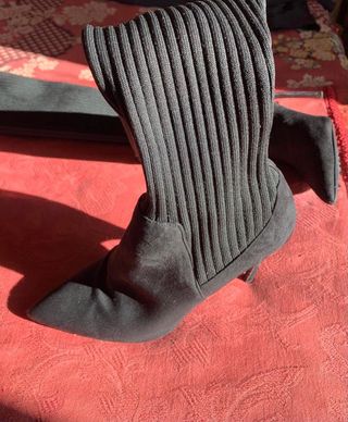 Botas negras tipo calcetín ZARA talla 39 de segunda mano por 10 EUR en  Sevilla en WALLAPOP