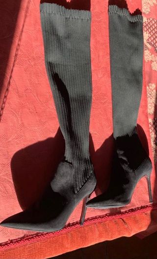 Botas negras tipo calcetín ZARA talla 39 de segunda mano por 10 EUR en  Sevilla en WALLAPOP