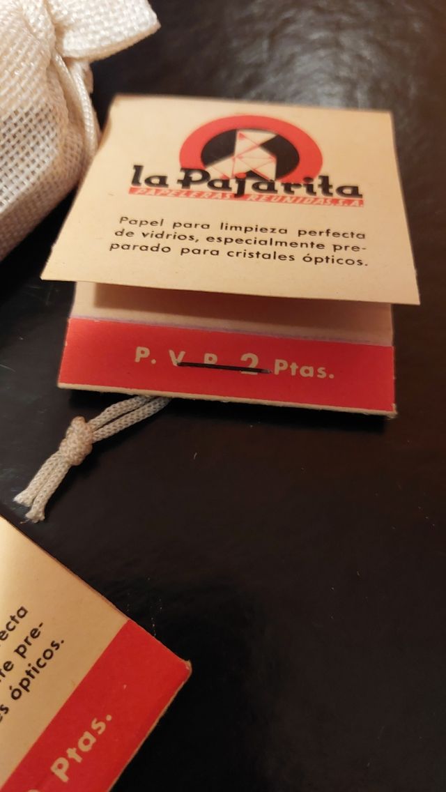 papel para limpiar cristal. la pajarita