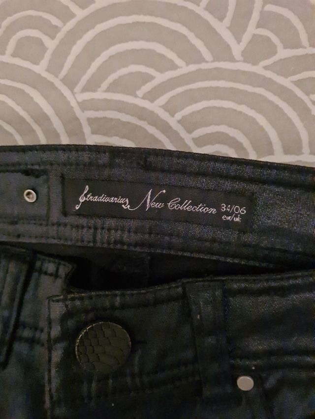 Pantalón cuero con cremalleras en bajo