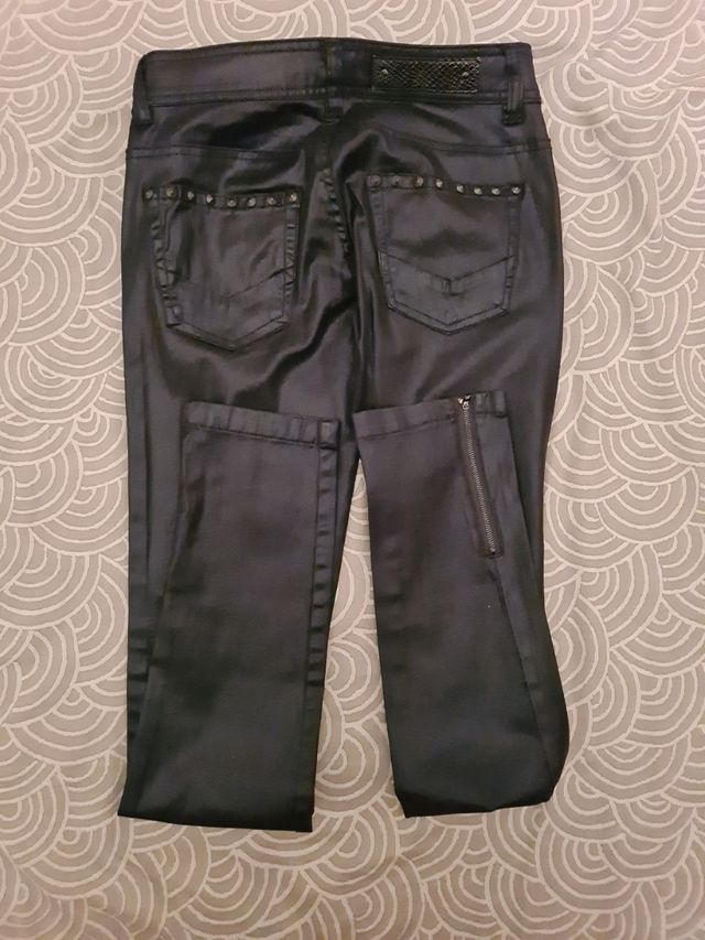 Pantalón cuero con cremalleras en bajo