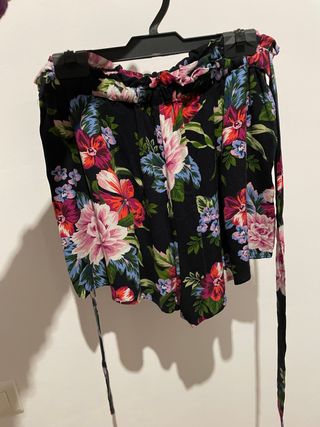 Pantalón corto de flores Stradivarius de segunda mano por 6 EUR en Caldes  de Montbui en WALLAPOP