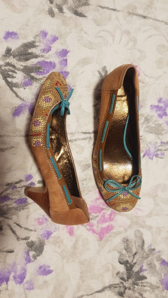 Zapatos de tacón ante