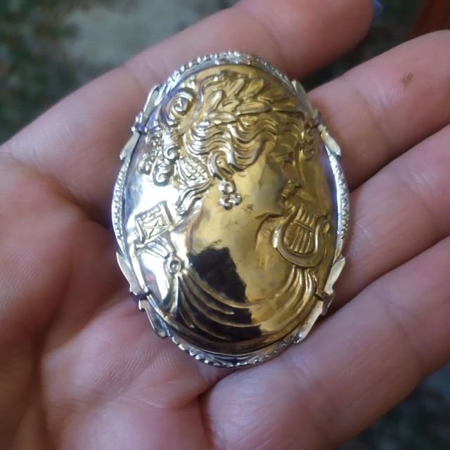 Broche vintage camafeo de metal