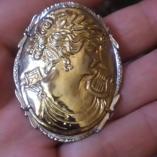 Broche vintage camafeo de metal