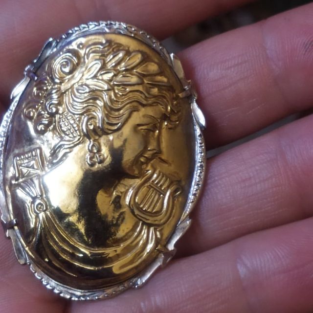 Broche vintage camafeo de metal