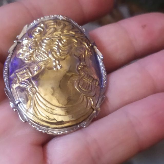 Broche vintage camafeo de metal