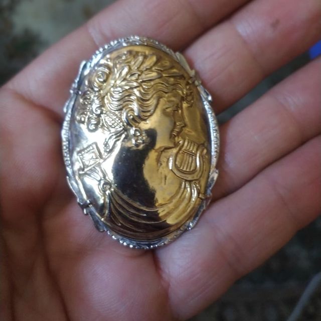 Broche vintage camafeo de metal