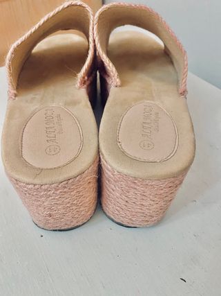 Sandalias de esparto en color rosa palo con cuña de segunda mano por 20 EUR  en Madrid en WALLAPOP