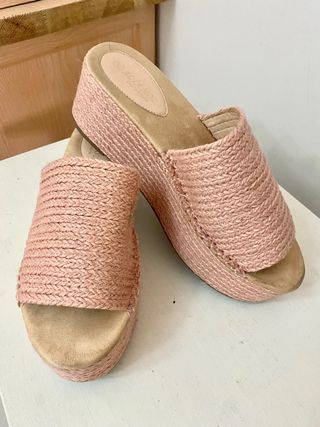 Sandalias de esparto en color rosa palo con cuña de segunda mano por 20 EUR  en Madrid en WALLAPOP