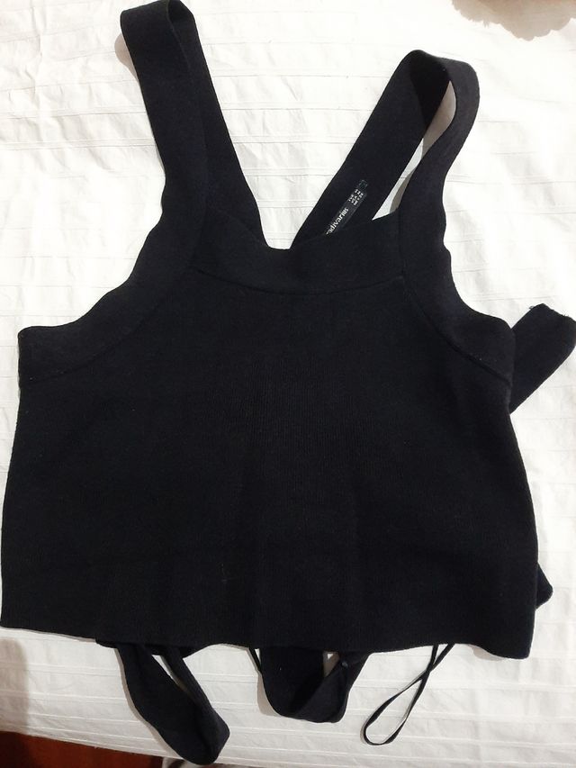 Top negro,espada abierta